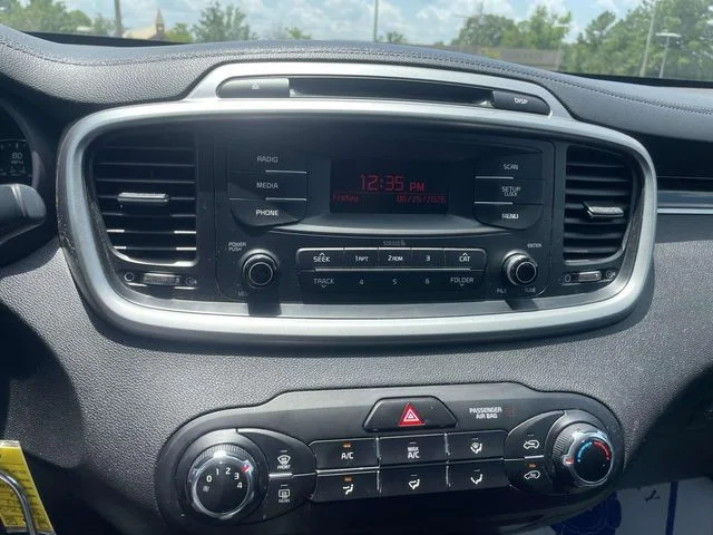 Used 2017 Silver Kia L image 16