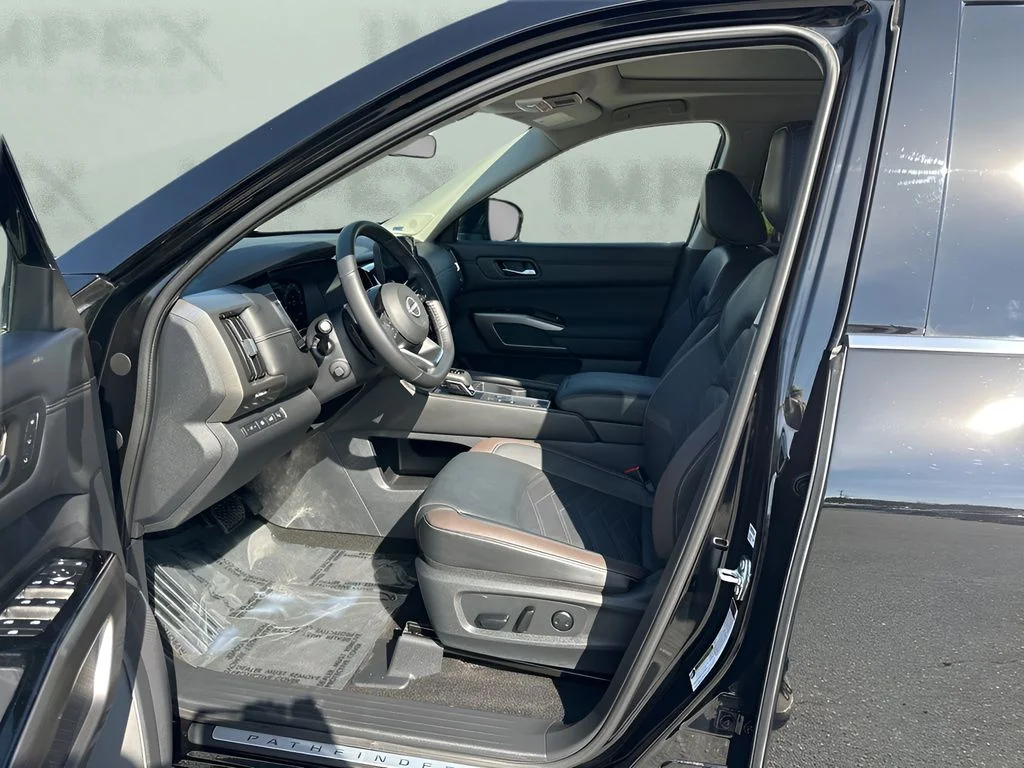 Used 2025 Black Nissan Platinum image 9