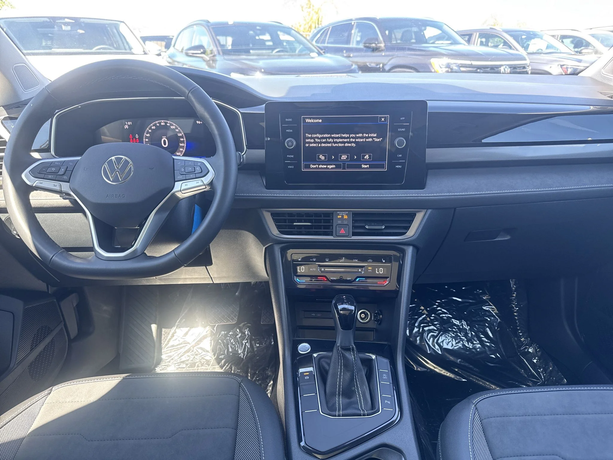 New 2027 Monument Gray w/Deep Black Roof Volkswagen SE Black image 17