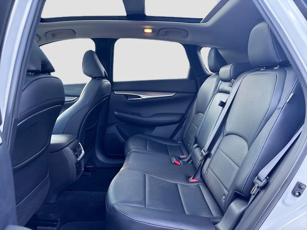 Used 2023 White INFINITI LUXE image 17