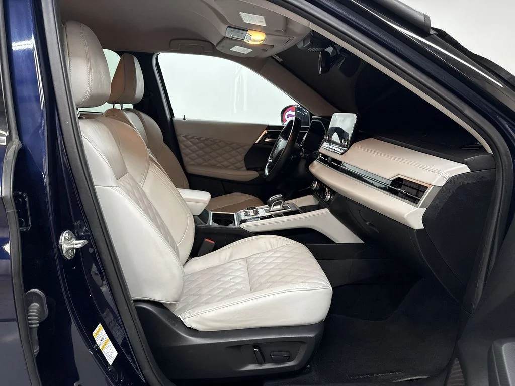 Used 2022  Mitsubishi SEL image 18