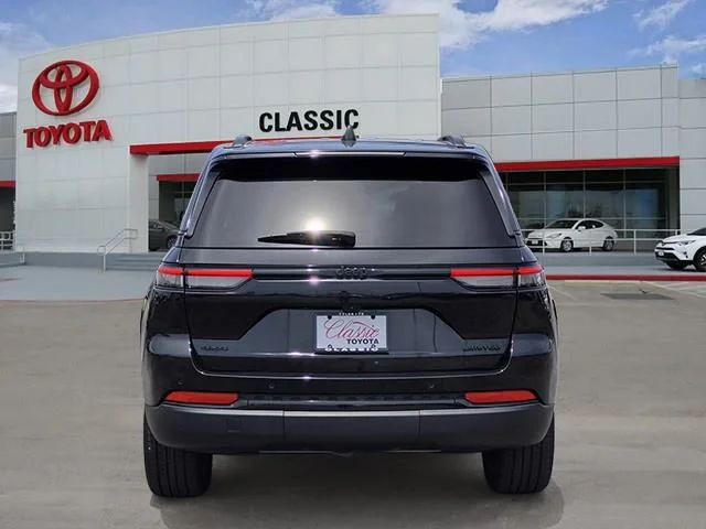 Used 2024 Diamond Black Crystal Pearlcoat Jeep Limited image 5
