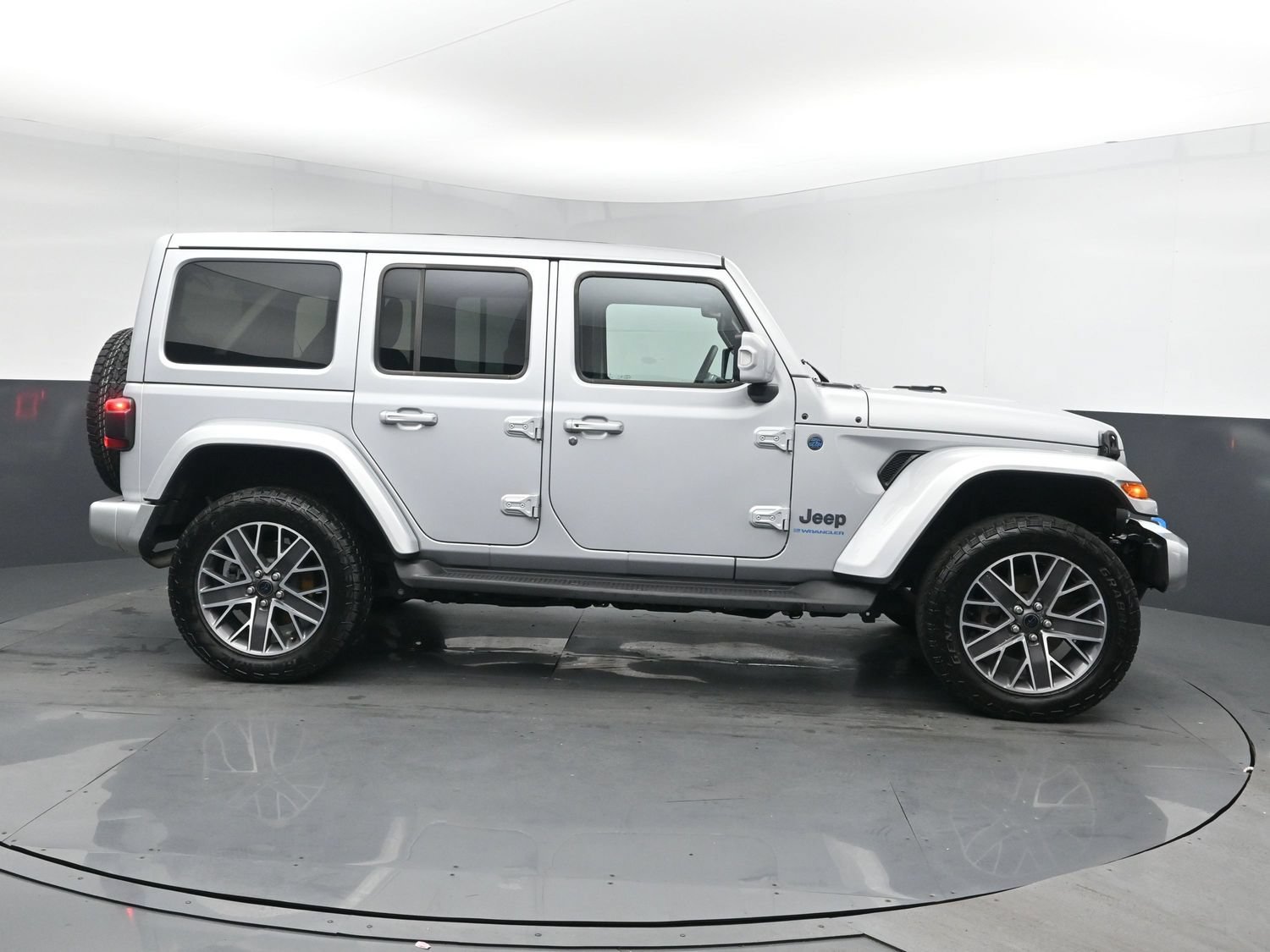 Used 2024 Silver Zynith Clearcoat Jeep High Altitude image 3