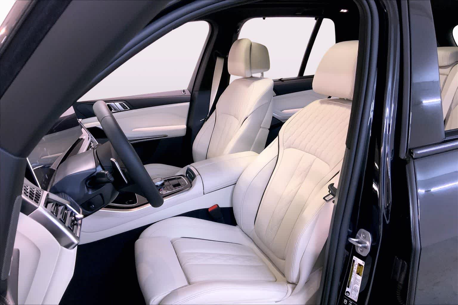 New 2026 Black Sapphire Metallic BMW M60i image 9