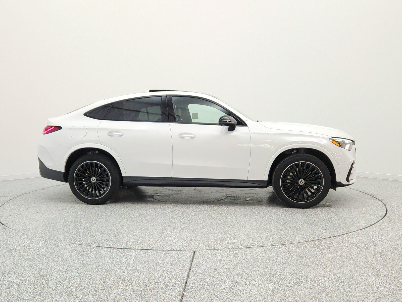 New 2026 MANUFAKTUR Moonlight White Metallic Mercedes-Benz GLC 300 4MATIC® Coupe image 4