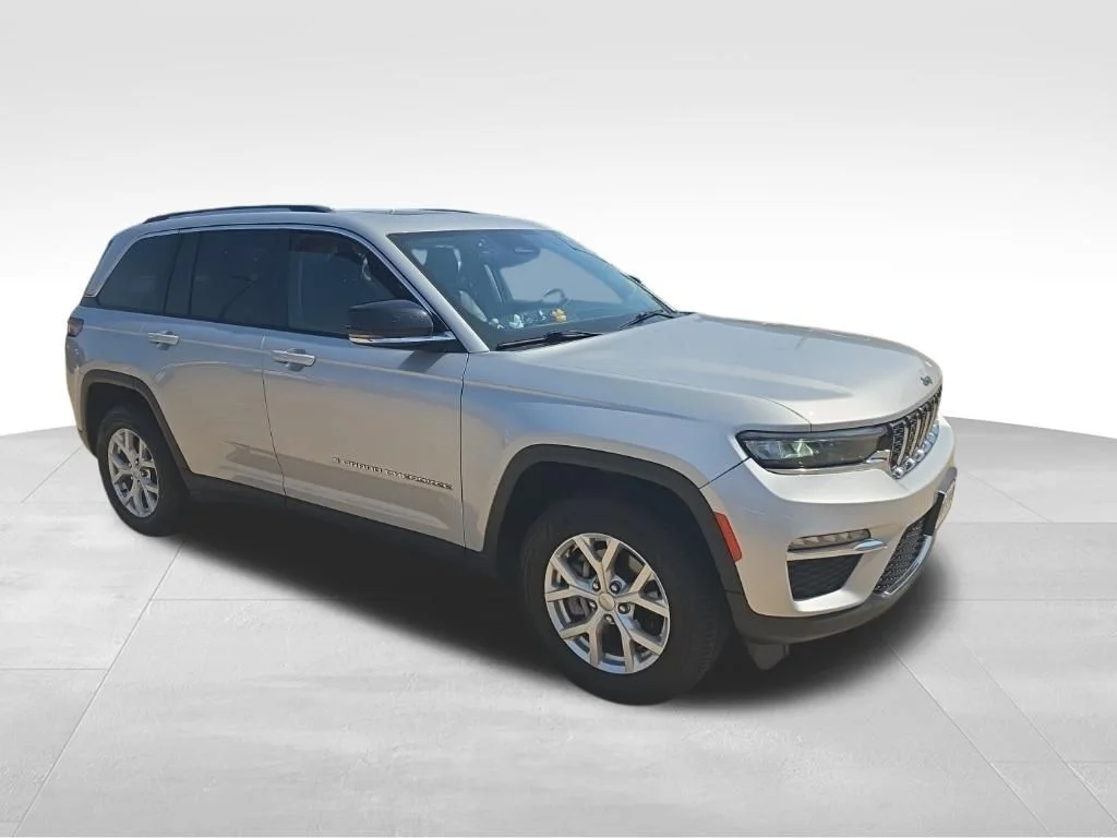 Used 2024 Silver Jeep Limited image 4