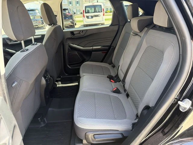 Used 2022 Black Ford SE image 24