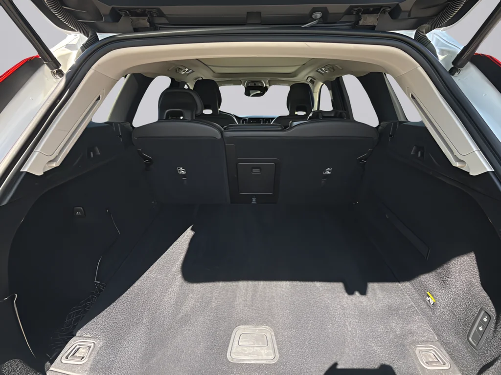 Used 2019 Crystal White Pearl Volvo T5 Momentum image 30