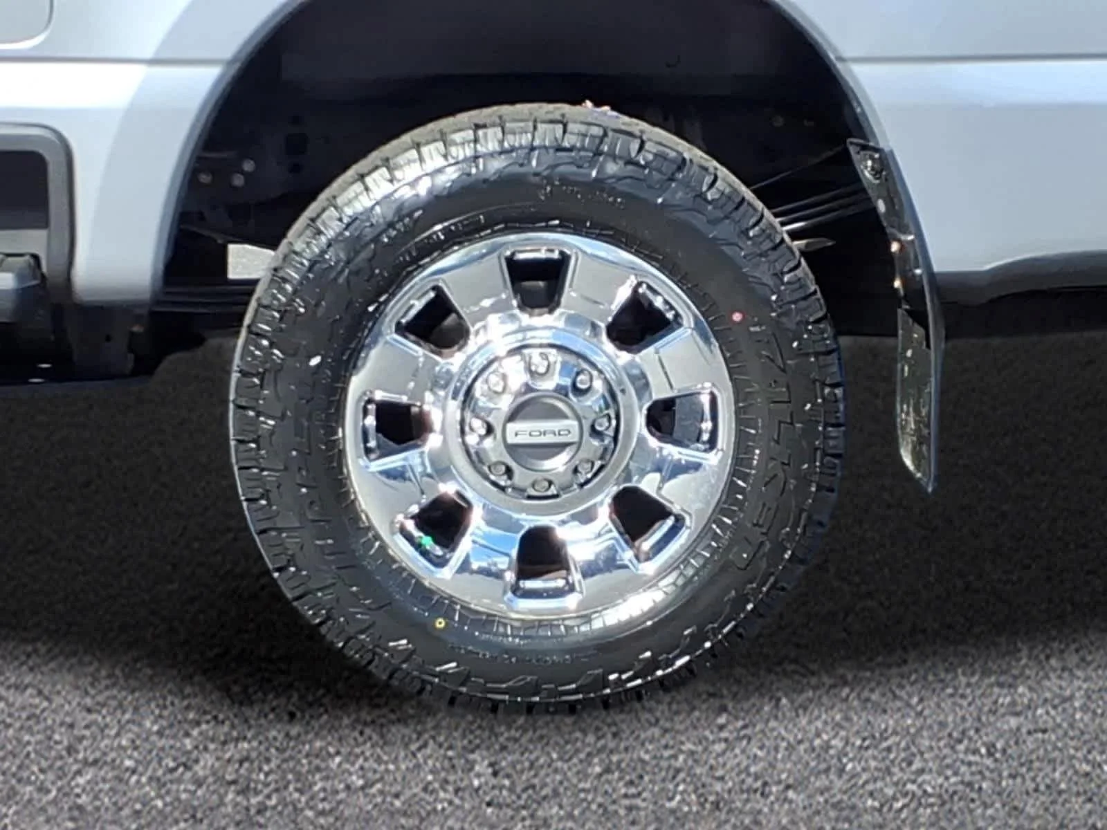 Used 2024 Iconic Silver Ford LARIAT image 4
