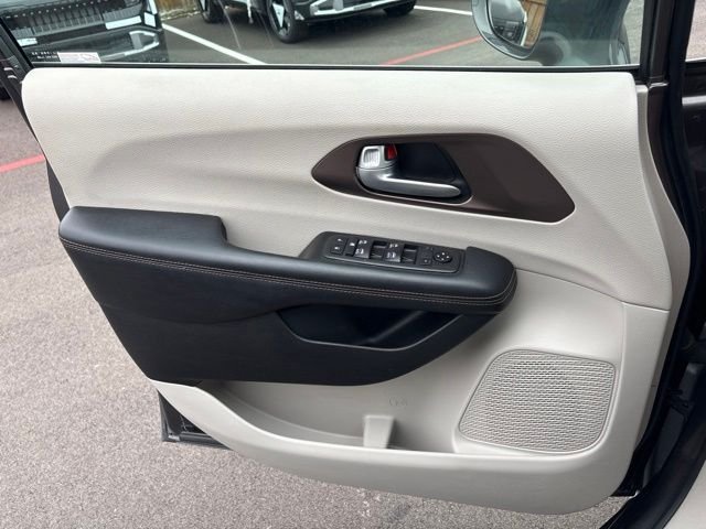 Used 2019 Crystal Metallic Chrysler Touring L Plus image 27