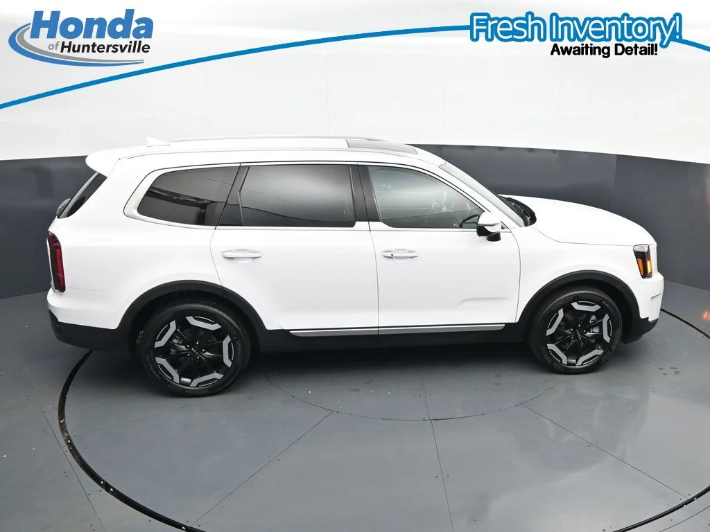 Used 2025 White Pearl Kia S image 26