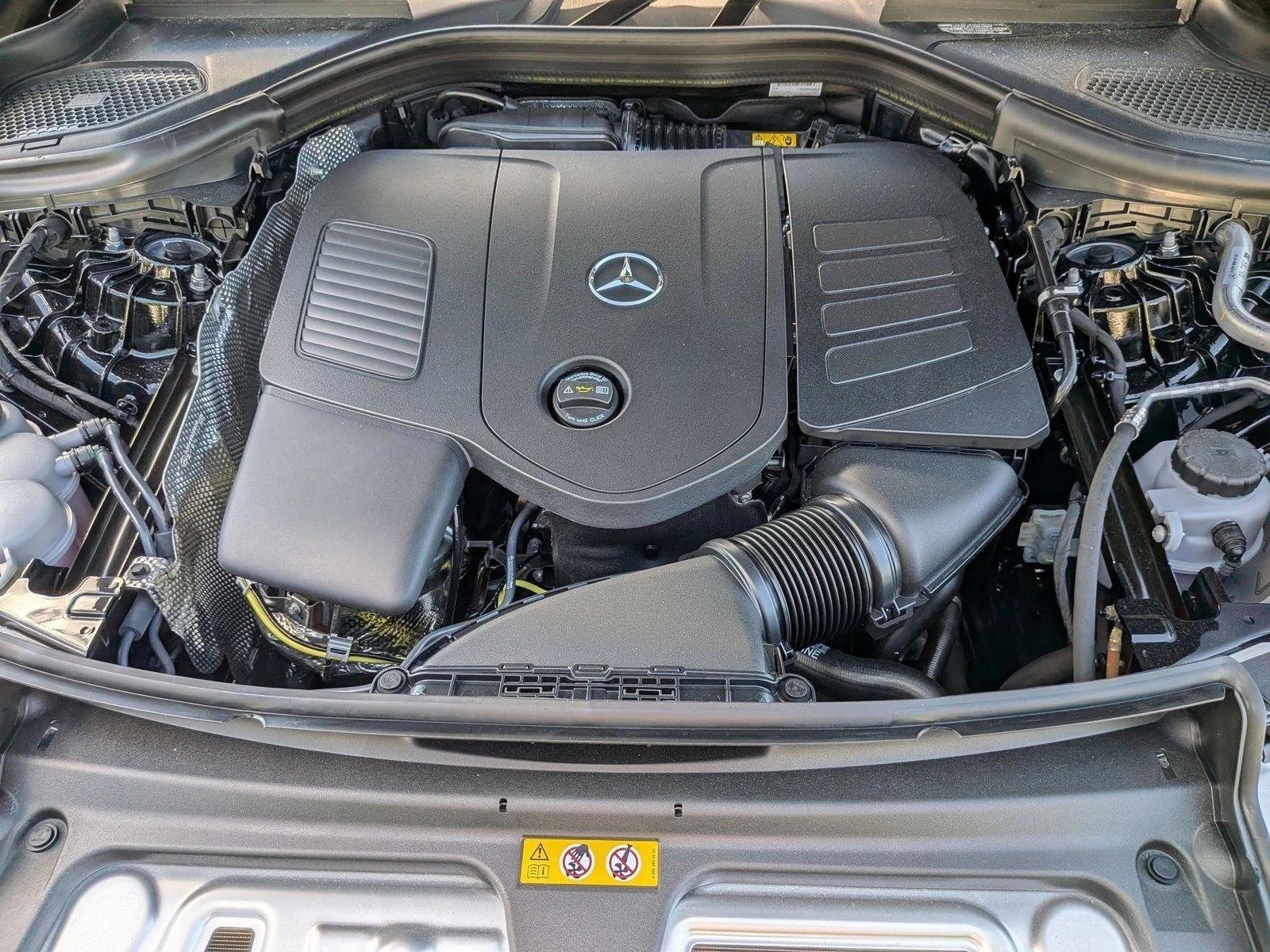 New 2026 Black Mercedes-Benz GLC300 image 16