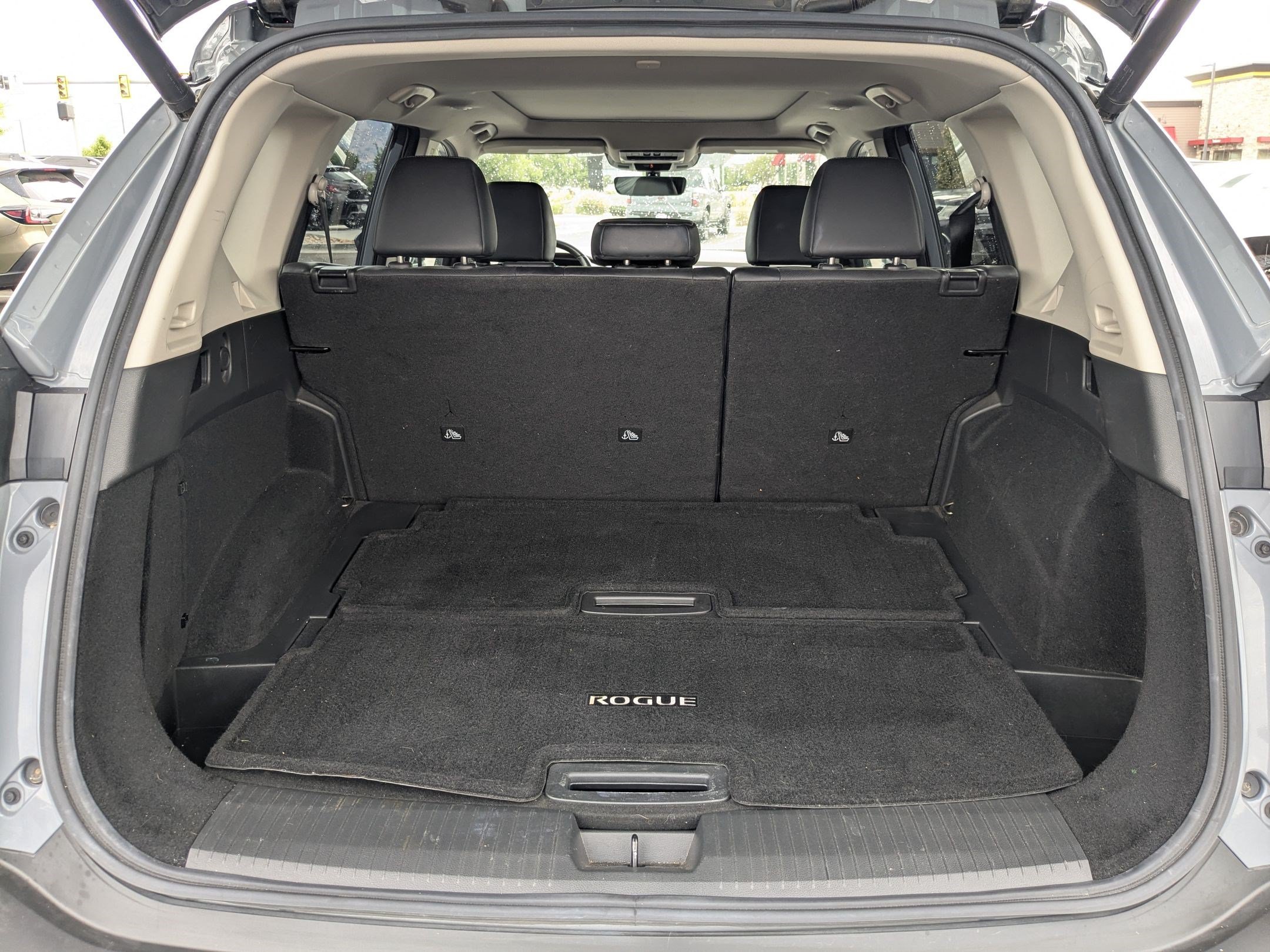 Used 2022 Boulder Gray Pearl Nissan Platinum image 31