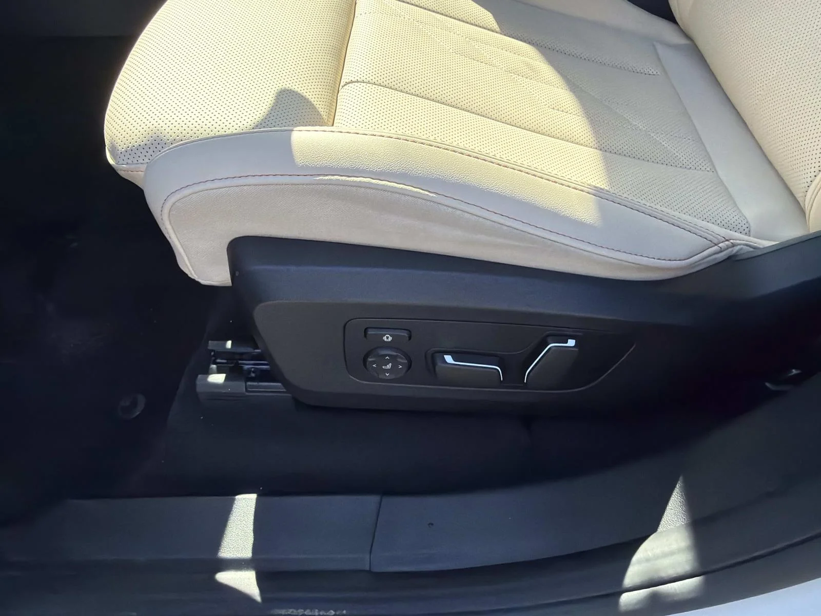 Used 2025 Alpine White BMW 30 xDrive Sports Activity Vehicle image 15
