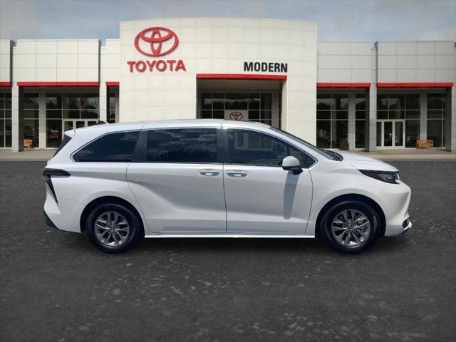 Certified Used 2023 WIND CHILL PEARL* Toyota  image 4