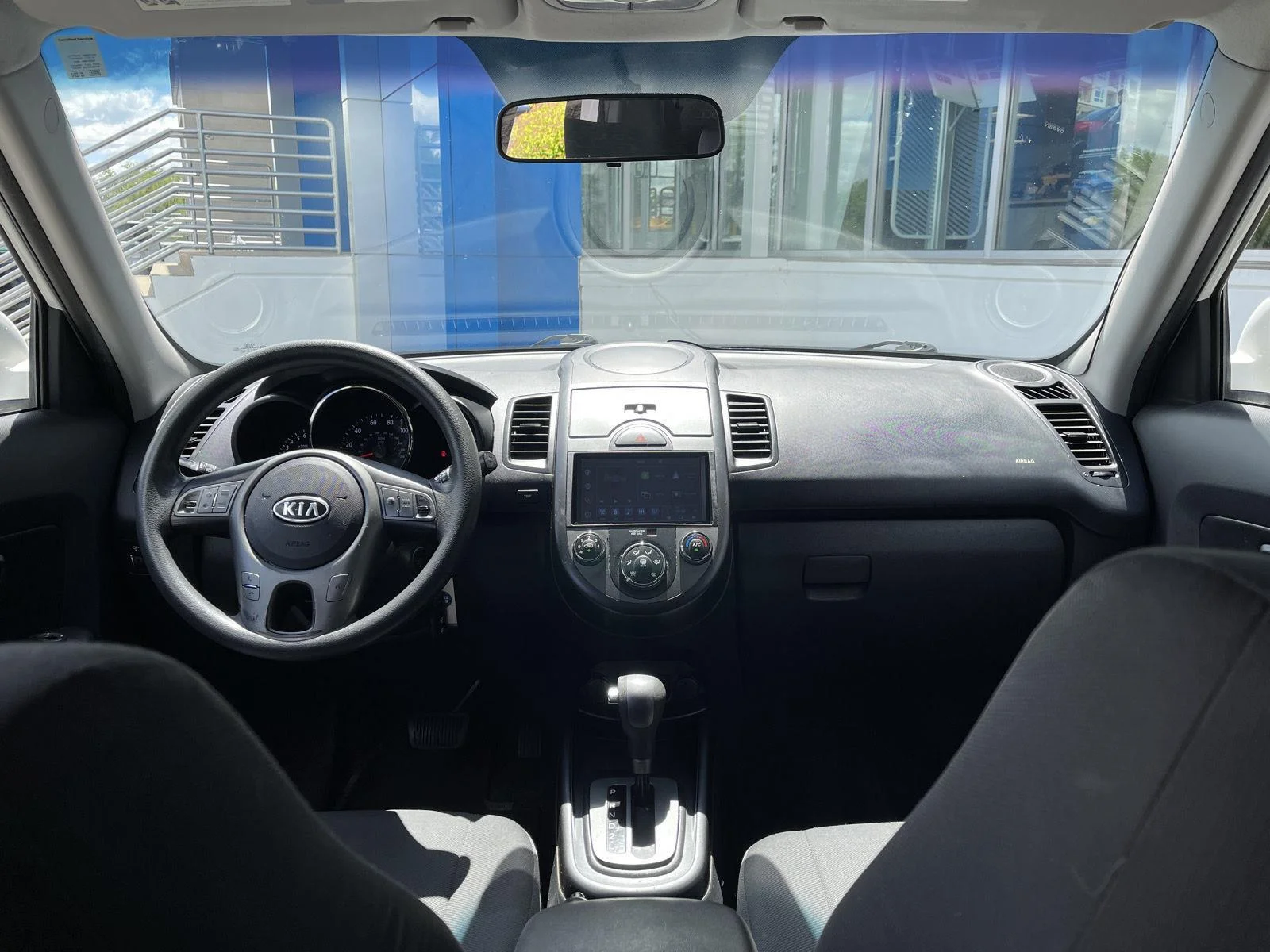 Used 2010 Clear White Kia + image 18