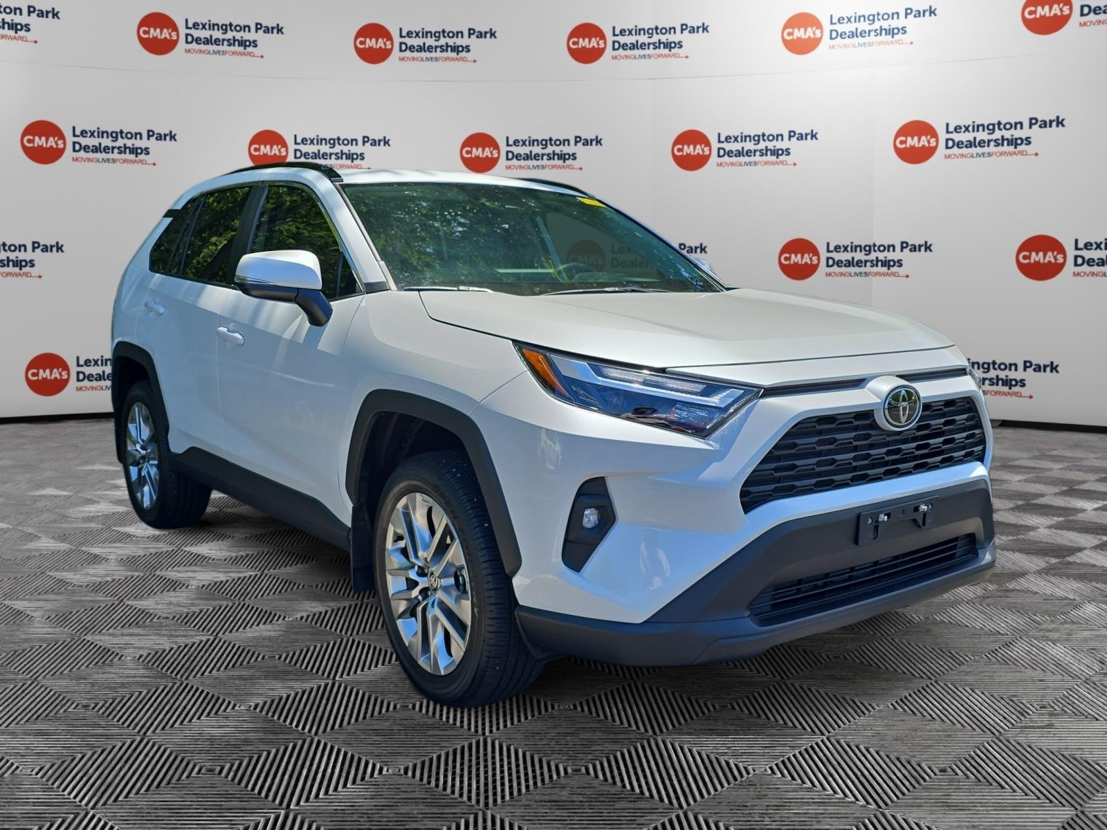 Used 2025 Wind Chill Pearl TOYOTA XLEPREM image 1