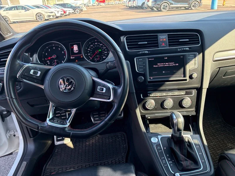 Used 2017 White Volkswagen SE image 10