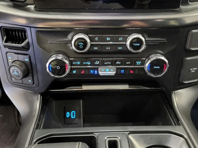 Used 2024  Ford Lariat image 26