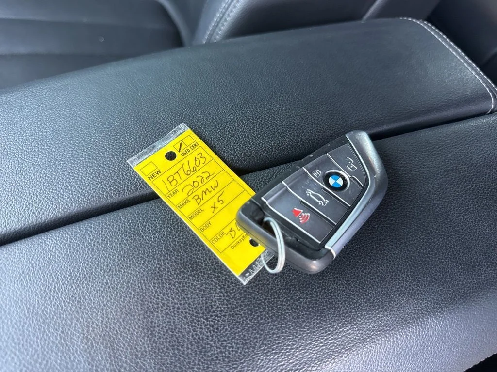 Used 2022 Black BMW xDrive40i image 3
