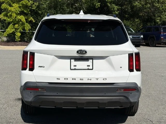 Used 2021 White Kia S image 12