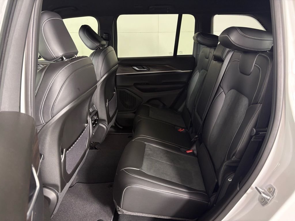 New 2026 Bright White Clear-Coat Exterior Paint Jeep Altitude image 35