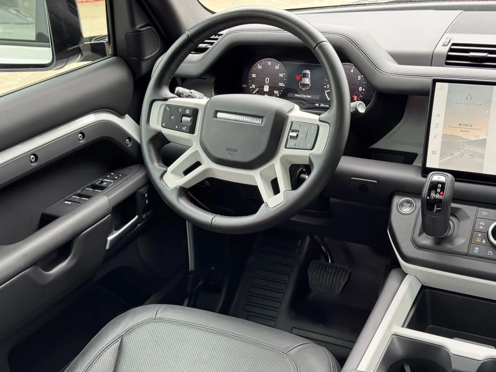 Certified Used 2025 White Land Rover X-Dynamic SE image 23