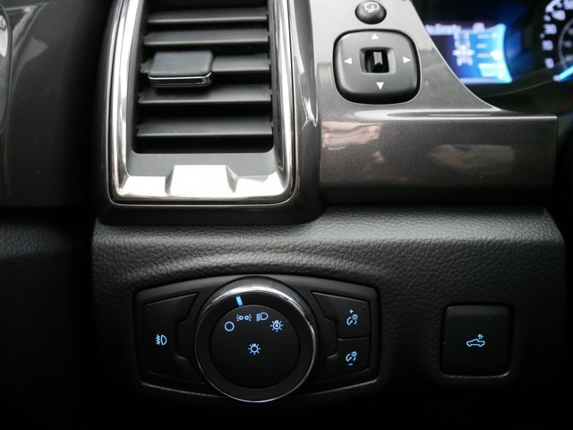 Used 2019 White Platinum Tri-Coat Ford Crew Cab LARIAT w/ FX4 Off-Road Pkg & Technology Pkg image 27