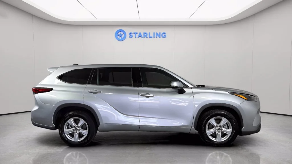 2022 Toyota Highlander L - Photo 12