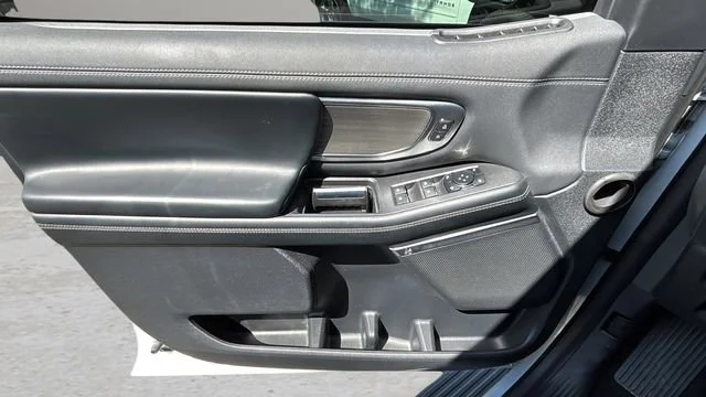 Used 2025  Ford Platinum image 17