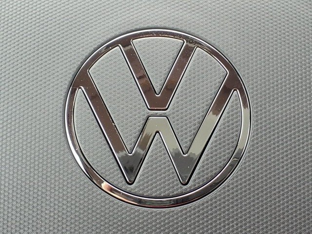 New 2027 Platinum Gray Metallic Volkswagen SE image 25