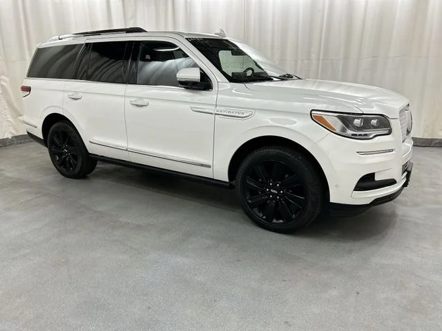 Used 2024 White Lincoln Reserve image 1