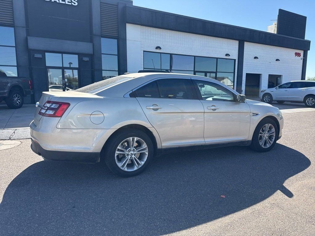 2017 Ford Taurus SE photo 3