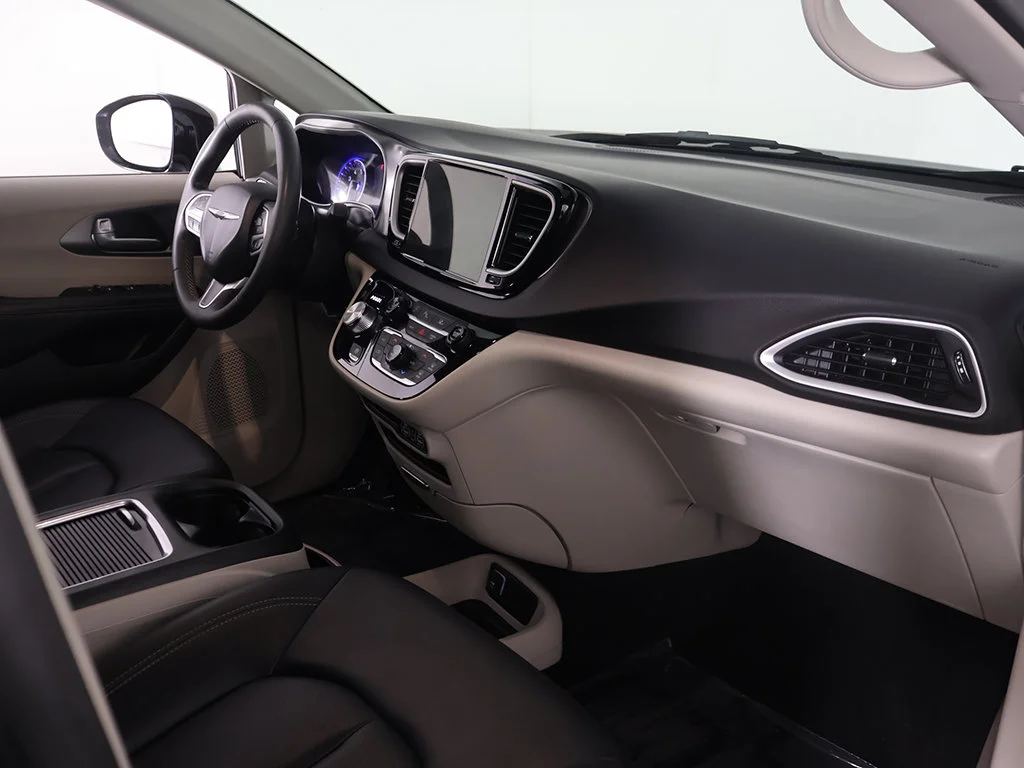 Used 2024 Silver Mist Clearcoat Chrysler Touring L image 30
