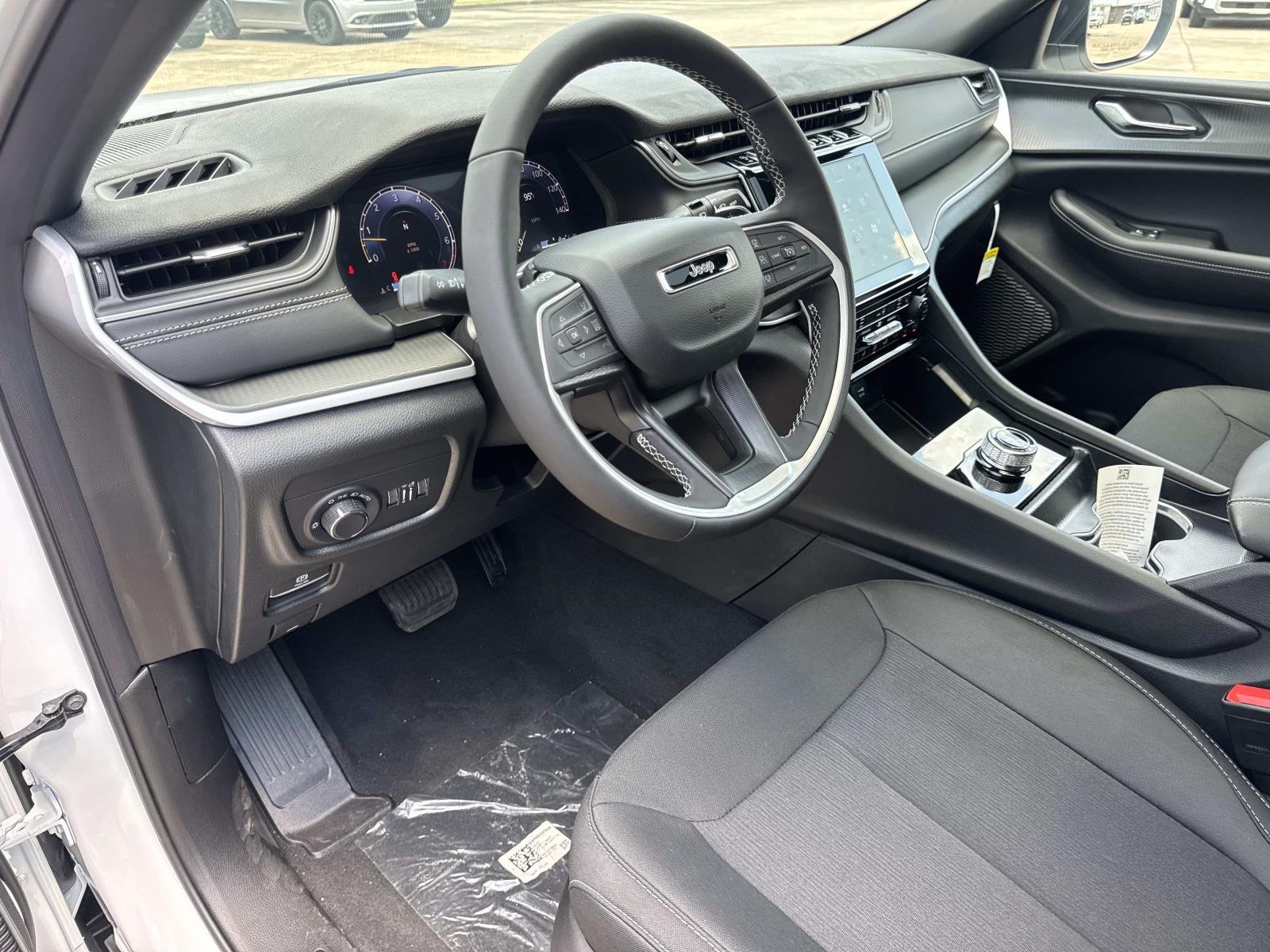 New 2026 Bright White Clear-Coat Exterior Paint Jeep Laredo X image 9