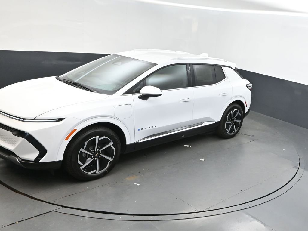 New 2025 Summit White Chevrolet LT image 32