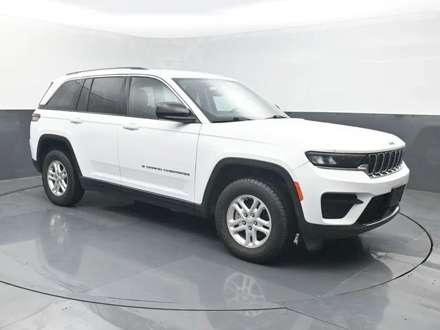 Used 2024 White Jeep Laredo image 8