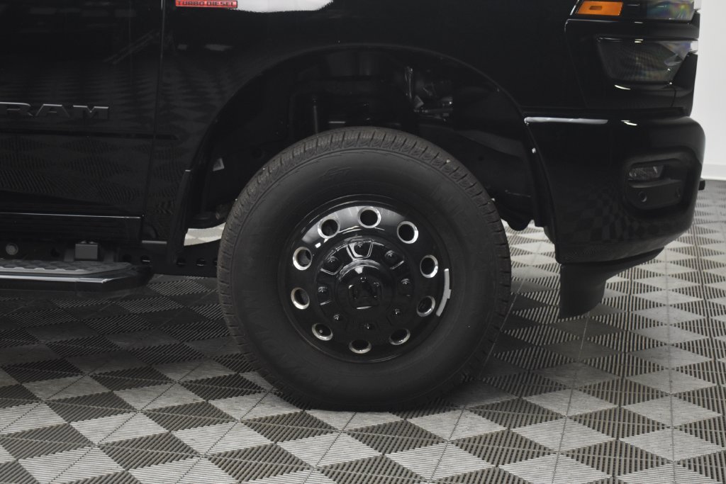 New 2026 Diamond Black Crystal Pearl-Coat Exterior Paint RAM Laramie image 7