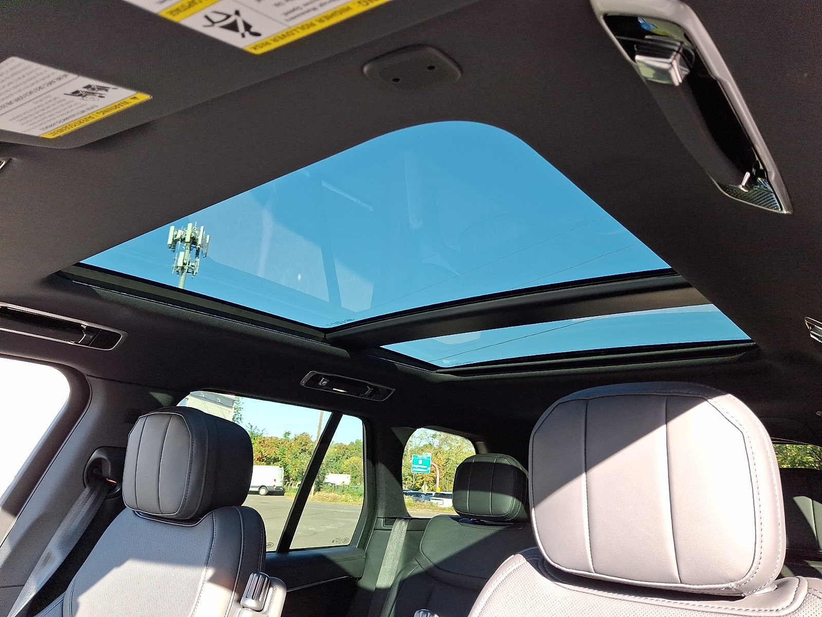 New 2027 Santorini Black Land Rover SE image 11