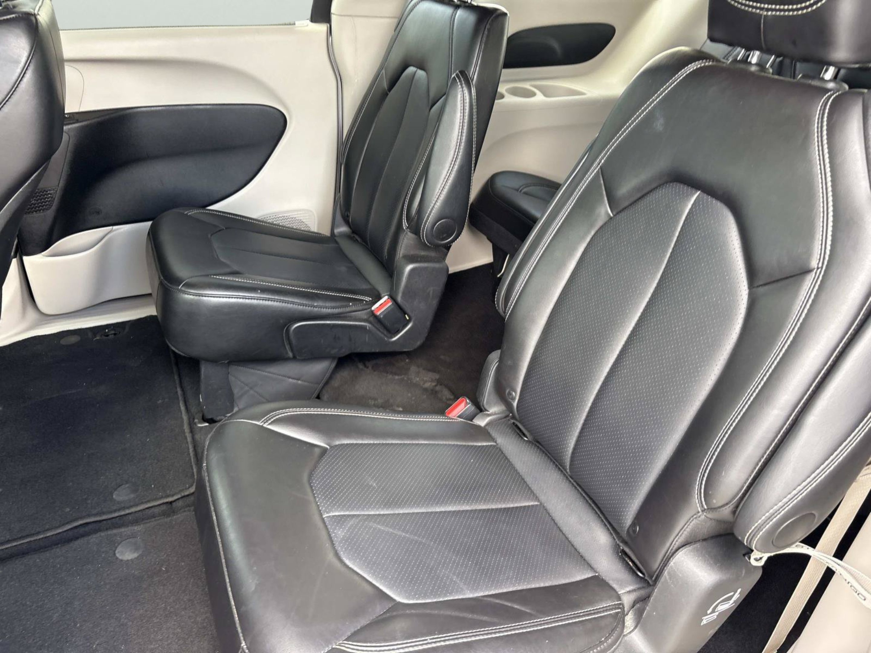 Used 2024 Silver Mist Clearcoat Chrysler Touring L image 15
