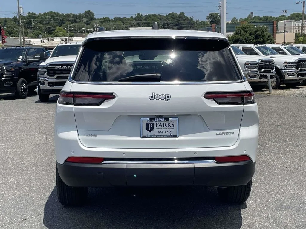 New 2026 Bright White Clear-Coat Exterior Paint Jeep Laredo image 7