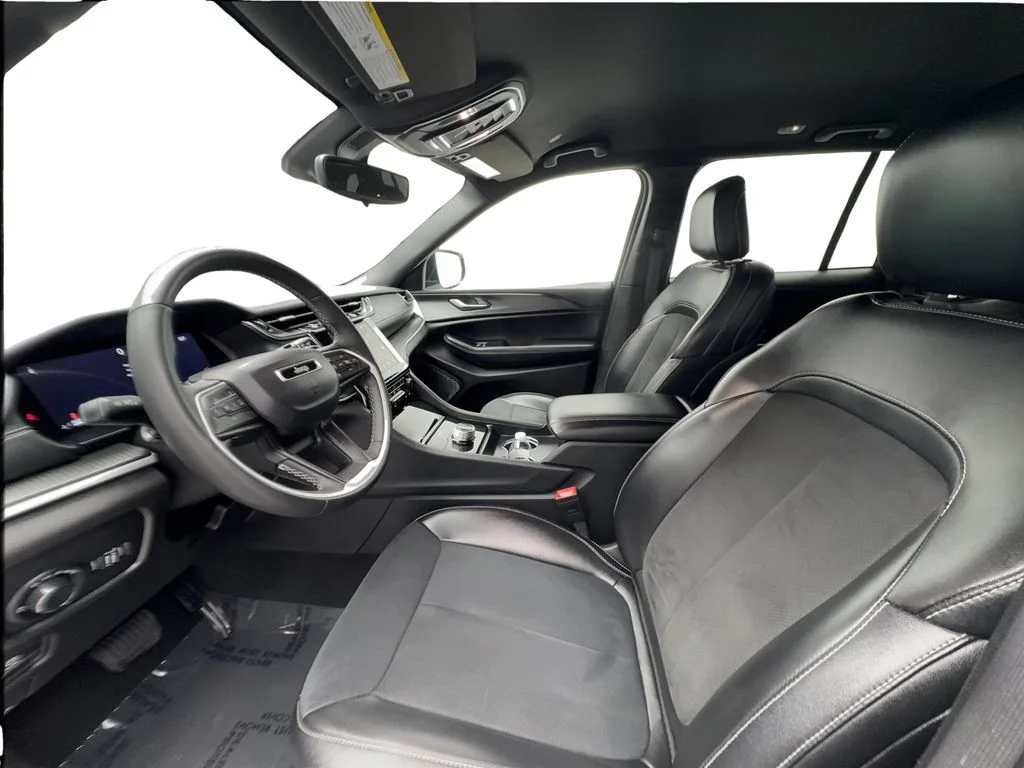 Used 2024 White/off-white Jeep Altitude image 20