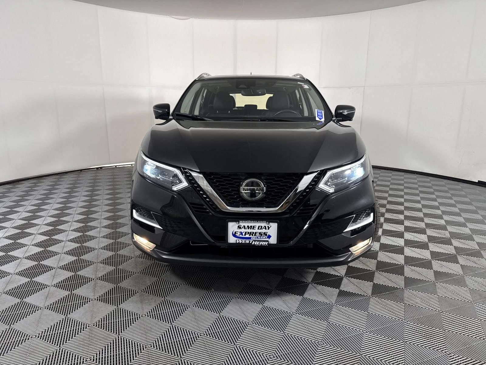 Used 2020 Magnetic Black Pearl Nissan SL image 2