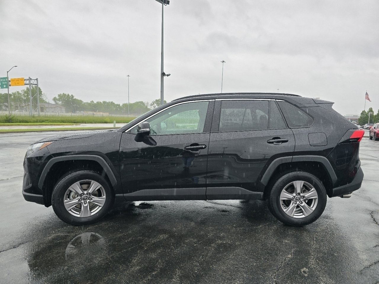 2025 Toyota RAV4 XLE - Photo 12
