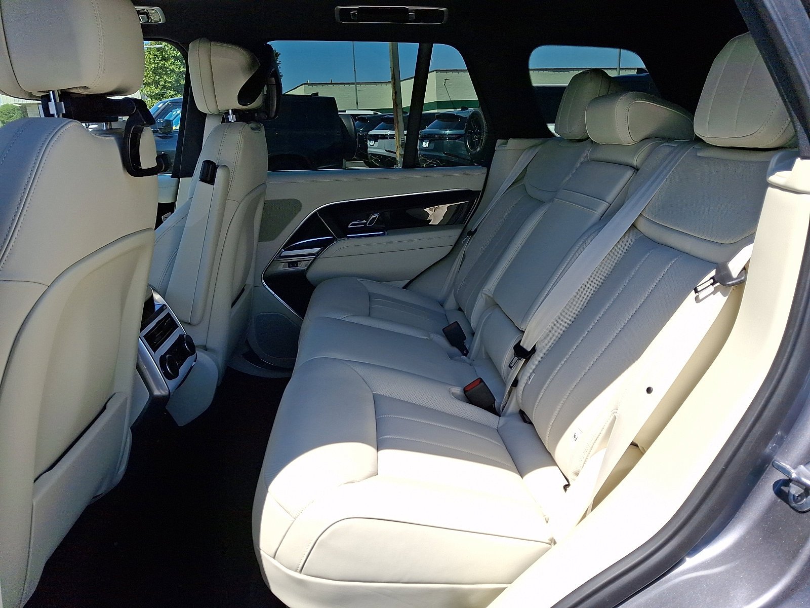 New 2026 Eiger Grey Land Rover SE image 5