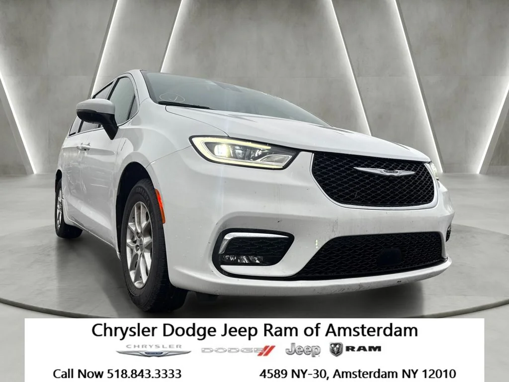 2023 Chrysler Pacifica Touring's photo