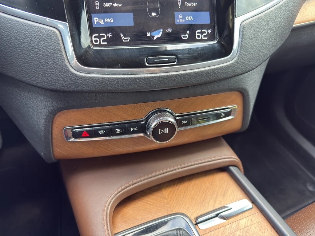 Used 2020 Crystal White Metallic Volvo Inscription image 19