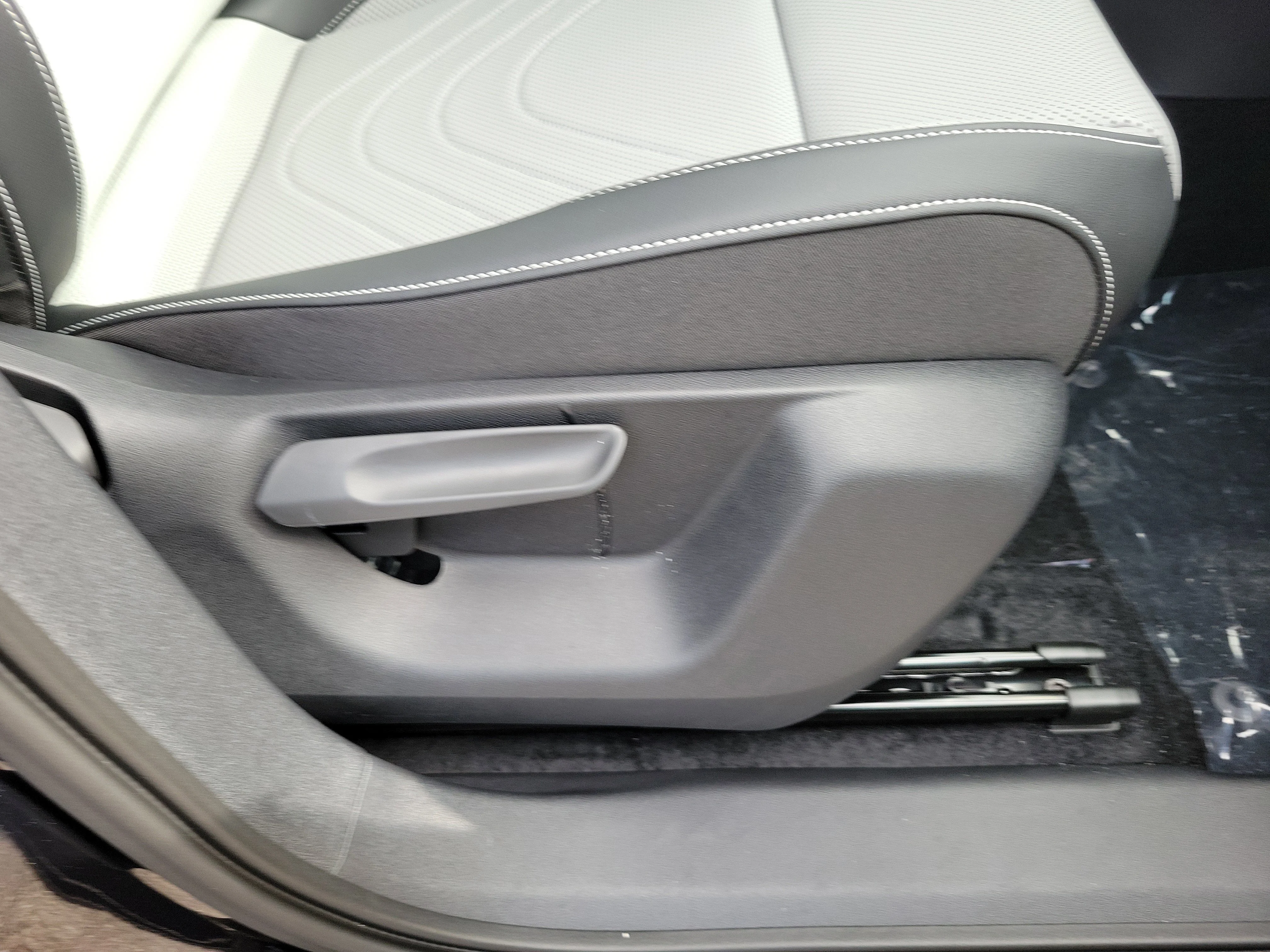 2026 Volkswagen Tiguan SE R-LINE BLACK - Photo 7