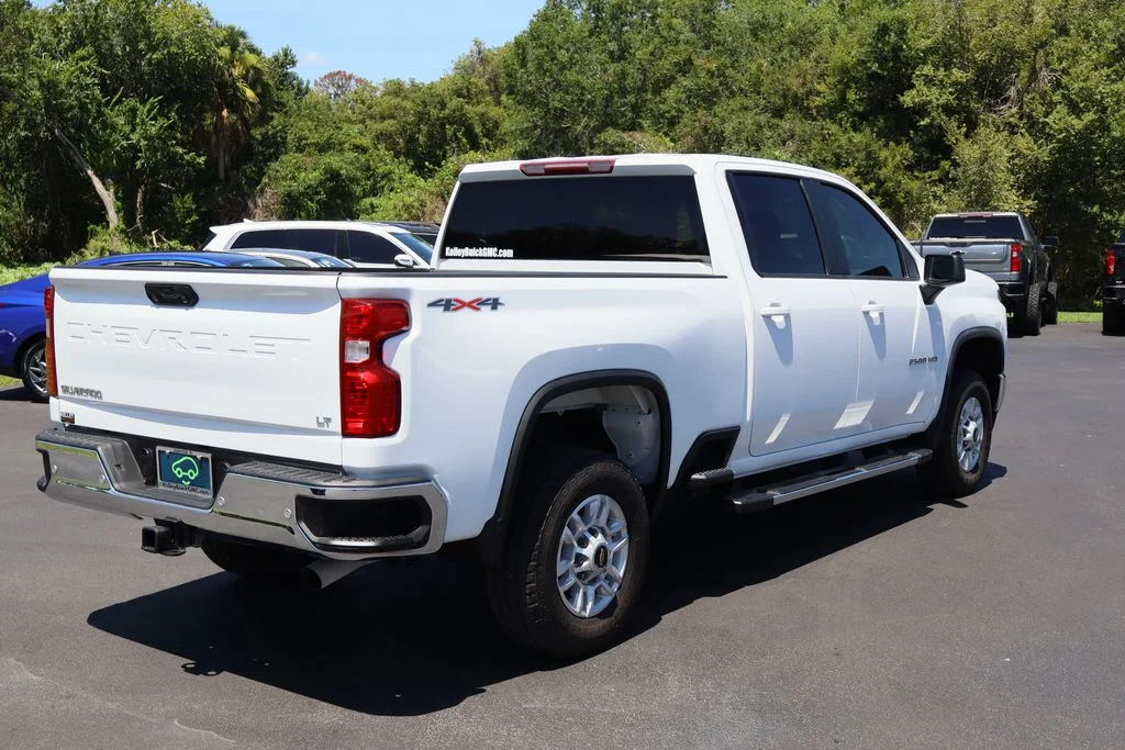 Used 2022 White Chevrolet LT image 9