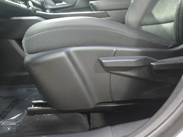 Used 2025 Summit White Chevrolet LT image 32